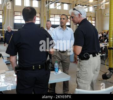 Moore, Okla., 26. Mai 2013 Präsident Barack Obama spricht mit Mitgliedern der normannischen Polizei während eines Besuchs einer Kommandozentrale, die in der Feuerwehrstation Nr. 1 von Moore eingerichtet wurde. Die Station diente als Einsatzzentrum für Ersthelfer. Moore, OK, 26. Mai 2013--Präsident Barack Obama spricht mit Mitgliedern der normannischen Polizei während eines Besuchs einer Kommandozentrale, die in der Moore Feuerwehrstation Nr. 1 eingerichtet wurde. Die Station diente als Einsatzzentrum für Ersthelfer. Fotos zu Katastrophen- und Notfallmanagementprogrammen, Aktivitäten und Beamten Stockfoto