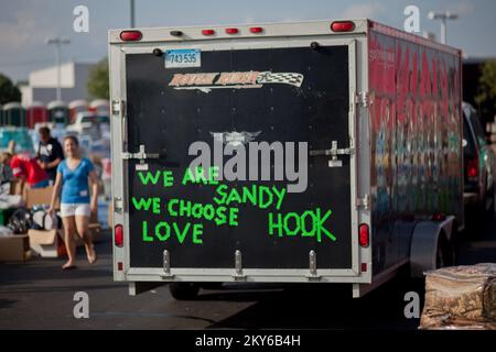 Moore, Okla., 26. Mai 2013 Ein Trailer voller Katastrophenhilfe kommt in der New Journey Church in Norman aus Sandy Hook, Connecticut. Die Moore-Gegend wurde am 20. Mai 2013 von einem F5 Tornado getroffen. Andrea Booher/FEMA... Fotos zu Katastrophen- und Notfallmanagementprogrammen, Aktivitäten und Beamten Stockfoto