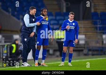 Cardiff, Großbritannien. 30.. November 2022. Cardiff City Manager Mark Hudson an der Touchline. Cardiff City gegen Aston Villa beim Peter Whittingham Memorial Match im Cardiff City Stadium am 30.. November 2022. Kredit: Lewis Mitchell/Alamy Live News Stockfoto