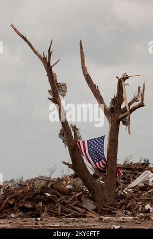 Moore, Okla., 31. Mai 2013 eine amerikanische Flagge hängt an einem Baum, der von einem Tornado verwüstet wurde. Die Moore-Gegend wurde am 20. Mai 2013 von einem EF5 Tornado getroffen. Andrea Booher/FEMA... Fotos zu Katastrophen- und Notfallmanagementprogrammen, Aktivitäten und Beamten Stockfoto