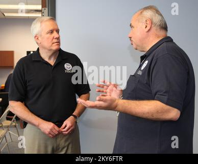 Chicago, Illinois, 31. Mai 2013, FEMA Federal Coordinating Officer Michael Moore, trifft sich mit dem Disaster Recovery Center Manager Jose Buttera r, während seines Besuchs im neuesten DRC im Süden von Chicago. Die FEMA reagiert auf die weitverbreiteten Überschwemmungen infolge schwerer Stürme und Stürme, die im April und Mai 2013 Häuser in ganz Illinois beschädigt oder zerstört haben. David Fine/FEMA... Fotos zu Katastrophen- und Notfallmanagementprogrammen, Aktivitäten und Beamten Stockfoto