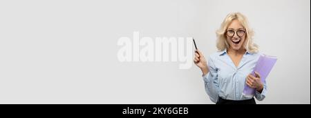 Tolles Angebot. Ordner Mit Papieren, Erweitertes Banner Für Junge Unternehmerinnen Stockfoto