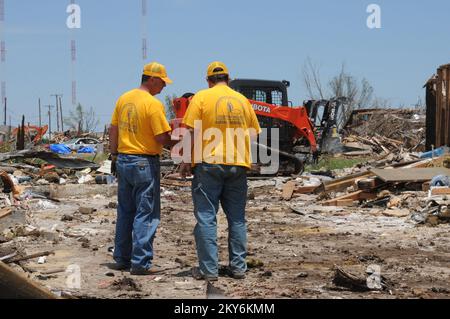 Südliche Baptisten-Katastrophenhilfe Beseitigt Trümmer. Fotos zu Katastrophen- und Notfallmanagementprogrammen, Aktivitäten und Beamten Stockfoto