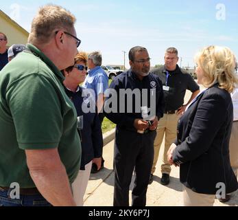 Moore, Okla., 12. Juni 2013 Gouverneur Mary Fallin, rechts, spricht mit Direktor der FEMA-Filiale 1 Justo Hernandez, Zweiter von rechts, FEMA Federal Coordinating Officer Sandy Coachman, Zweiter von links und Oklahoma Direktor des Notfallmanagements Albert ashwood, rechts, während einer Tour durch die vom Tornado vom Mai 20. betroffenen Gebiete. Anwohner werden aufgefordert, sich bei der FEMA anzumelden, wenn sie während dieses Sturms Schaden erlitten haben. Moore, OK, 12. Juni 2013, Gouverneur Mary Fallin, richtig. Spricht mit Justo Hernandez, Direktor der FEMA-Filiale 1, zweiter von rechts, FEMA Federal Coordinating Officer Sandy Coachman, zweiter von rechts Stockfoto