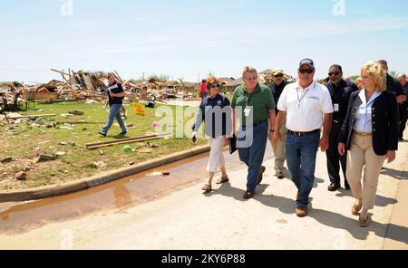 Moore, Okla., 12. Juni 2013 Gouverneur Mary Fallin, Right, und FEMA Federal Coordinating Officer Sandy Coachman, Zweiter von links und Oklahoma Direktor von Emergency Management Albert ashwood, neben Coachman sowie anderen Beamten, Tour durch die vom Tornado vom 20.. Mai betroffenen Gebiete, um den Wiederaufbauprozess zu sehen. Anwohner werden aufgefordert, sich bei der FEMA anzumelden, wenn sie während dieses Sturms Schaden erlitten haben. Moore, OK, 12. Juni 2013, Gouverneur Mary Fallin, richtig. Und FEMA Federal Coordinating Officer Sandy Coachman, zweiter von links und Oklahoma Direktor von Notfallmanagement Albert ashwood, nebenan Stockfoto