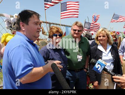 Moore, Oklas, 12. Juni 2013, Bürgermeister Glenn Lewis, Lewis, Left, spricht auf einer Pressekonferenz in der Plaza Towers Grundschule. Zu Lewis gehörten auch Staats- und Bundesbeamte, darunter Gouverneur Mary Fallin, Right, FEMA Federal Coordinating Officer Sandy Coachman, Zweiter von links und Oklahoma Director of Emergency Management Albert ashwood, Zweiter von rechts, Bewohner werden ermutigt, sich bei der FEMA anzumelden, wenn sie während dieses Sturms Schaden erlitten haben. Moore, OK, 12. Juni 2013, Bürgermeister Glenn Lewis, links, Er spricht auf einer Pressekonferenz in der Plaza Towers Grundschule. Lewis wurde von Staat und Bundesstaat begleitet Stockfoto