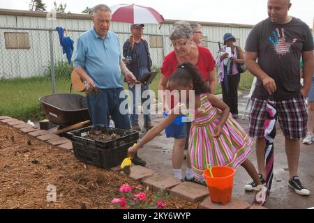 Moore, Okla., 15. Juni 2013 beim Animal Memorial Service in Moore, Viviana Alexander streut Dreck in ein Blumenbeet, um ihren Hund „Bobo“ zu würdigen. Ihr Haustier wurde während des Tornados getötet. Die Moore-Gegend wurde am 20. Mai 2013 von einem F5 Tornado getroffen. Andrea Booher/FEMA... Fotos zu Katastrophen- und Notfallmanagementprogrammen, Aktivitäten und Beamten Stockfoto