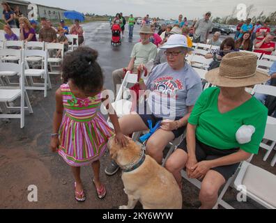 Moore, Okla., 15. Juni 2013 beim Animal Memorial Service in Moore, Viviana Alexander pets 'Cheyenne'. Vivianas Hund 'Bobo' wurde während des Tornados getötet. Die Moore-Gegend wurde am 20. Mai 2013 von einem F5 Tornado getroffen. Andrea Booher/FEMA... Fotos zu Katastrophen- und Notfallmanagementprogrammen, Aktivitäten und Beamten Stockfoto