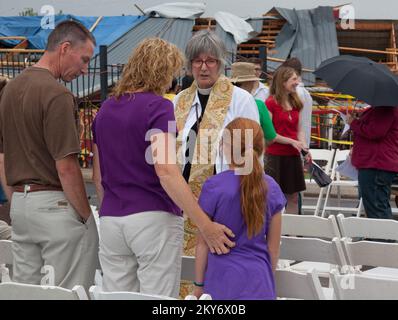 Moore, Okla., 15. Juni 2013 Überlebende des Oklahoma Tornado sprechen mit einem Minister am Tierdenkmal in Moore. Der Gottesdienst wurde für alle Haustiere und Tiere abgehalten, die während des Tornados ums Leben kamen. Die Moore Gegend wurde am 20. Mai 2013 von einem Tornado um F5 Uhr getroffen. Andrea Booher/FEMA... Fotos zu Katastrophen- und Notfallmanagementprogrammen, Aktivitäten und Beamten Stockfoto