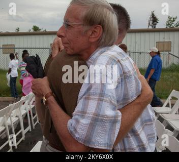 Moore, Okla., 15. Juni 2013 Bewohner von Moore umarmen sich nach einem Tierdenkmal für Tierbesitzer, deren Haustiere während des Tornados getötet wurden. Die Moore Gegend wurde am 20. Mai 2013 von einem Tornado um F5 Uhr getroffen. Andrea Booher/FEMA... Fotos zu Katastrophen- und Notfallmanagementprogrammen, Aktivitäten und Beamten Stockfoto