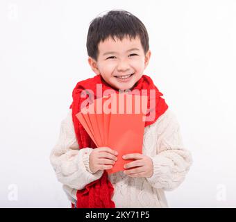 Aufgeregtes Kind, das viele rote Umschläge zeigt und hält. Frohes Chinesisches Neujahrskonzept. Stockfoto