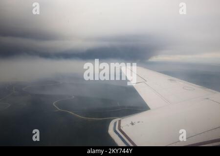 Zensus Area, Alaska, 7. Juli 2013 Black Smoke taucht in der Ferne vom Stuart Creek Fire No. Auf 2 kämpfen die Feuerwehrleute gegen den schnell brennenden Brand am Boden, während die FEMA-Einsatzteams auf dem Weg zu den Überschwemmungsinspektionen am Yukon-Fluss nach oben fliegen. Adam DuBrowa/FEMA.. Fotos zu Katastrophen- und Notfallmanagementprogrammen, Aktivitäten und Beamten Stockfoto