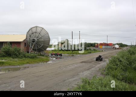 Alakanuk, Alaska, 16. Juli 2013 im weit entfernten Dorf Alakanuk beträgt der Treibstoffpreis 8 Dollar pro Gallone, was die Einheimischen dazu bringt, ATVs und Schneemaschinen für ihren Transport zu nutzen. Nachdem die Gemeinde von schweren Überschwemmungen betroffen war, reagiert die FEMA und verfügt über Teams, die mit dem Staat Alaska zusammenarbeiten, den Überlebenden der Katastrophe in den ausgewiesenen Gebieten. Adam DuBrowa/FEMA. Fotos zu Katastrophen- und Notfallmanagementprogrammen, Aktivitäten und Beamten Stockfoto