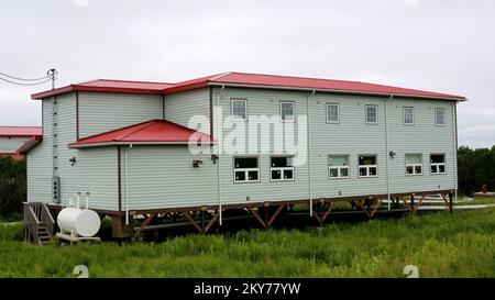 Alakanuk, Alaska, 16. Juli 2013 Häuser im unteren Yukon sind erhöht, um die wiederholten Überschwemmungen zu vermeiden, die während der Frühlingsschmelze auftreten. Die FEMA reagiert auf die betroffenen Kommunen und die Überlebenden der Katastrophe. Adam DuBrowa/FEMA. Fotos zu Katastrophen- und Notfallmanagementprogrammen, Aktivitäten und Beamten Stockfoto