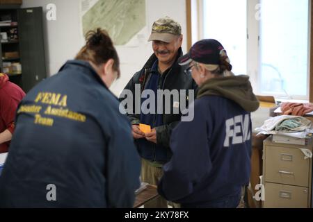 Alakanuk, Alaska, 16. Juli 2013 Stanley Moses ist begeistert, sich bei einem FEMA-Spezialisten registriert zu haben, der ihm bei einer ungeplanten Registrierungssitzung im abgelegenen Dorf des unteren Yukon geholfen hat. Einzelpersonen und Geschäftsinhaber, die im angegebenen Bereich Verluste erlitten haben, können sich online unter www.disasterassistance.gov oder telefonisch unter 1-800-621-FEMA (3362) registrieren und Unterstützung beantragen. Adam DuBrowa/FEMA. Fotos zu Katastrophen- und Notfallmanagementprogrammen, Aktivitäten und Beamten Stockfoto