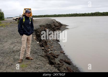 Alakanuk, Alaska, 16. Juli 2013 FEMA Individual Assistance Specialist Toby Rice inspiziert ein stark erodiertes Flussufer entlang des Yukon. Die FEMA reagiert und verfügt über ein Team, das mit den Überlebenden von Katastrophen, dem Staat Alaska und den regionalen Anwesenheitsgebieten (REAA) zusammenarbeitet. Adam DuBrowa/FEMA.. Fotos zu Katastrophen- und Notfallmanagementprogrammen, Aktivitäten und Beamten Stockfoto