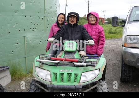 Alakanuk, Alaska, 16. Juli 2013 Alle Lächeln, nachdem sich die Familie Dunny erfolgreich bei der FEMA registriert hat, und zwar vor dem Rathaus, obwohl sie durch die Überschwemmung im Alaska Gateway Regional Educational Attendance Area (REAA) Lower Yukon REAA beschädigt wurde. Die FEMA entsandte individuelle Hilfsteams in die Katastrophengebiete in abgelegenen Dörfern, um die Gemeinden und Überlebenden der Katastrophe zu erreichen. Adam DuBrowa/FEMA.. Fotos zu Katastrophen- und Notfallmanagementprogrammen, Aktivitäten und Beamten Stockfoto