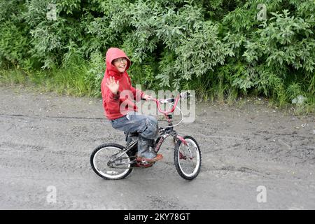 Alakanuk, Alaska, 16. Juli 2013 Disaster Survivor Darerak Kelly zeigt seine Wertschätzung für das FEMA-Team, das die Insel besuchte, um diejenigen zu erreichen, die von einer großen Flutkatastrophe betroffen waren. Versuchen Sie, die Notfallplanung für kleine Kinder unterhaltsam zu machen, versammeln Sie Ihre Familienmitglieder zu einem schnellen Familientreffen, vielleicht bei einer Pizza oder bevor Sie Ihren Lieblingsfilm sehen und planen Sie für das unerwartete. Adam DuBrowa/FEMA. Fotos zu Katastrophen- und Notfallmanagementprogrammen, Aktivitäten und Beamten Stockfoto