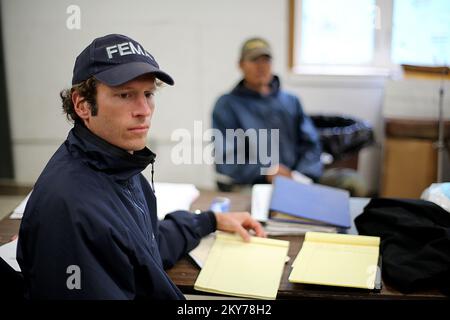 Alakanuk, Alaska, 16. Juli 2013 FEMA Individual Assistance Specialist Toby Rice legt eine Pause ein, während er bei einer spontanen Registrierungssitzung für Katastrophenhilfe in den Rathausbüros über Registrierungsoptionen diskutiert. Die FEMA reagiert und verfügt über ein Team, das mit den Überlebenden von Katastrophen, dem Staat Alaska und den regionalen Anwesenheitsgebieten (REAA) zusammenarbeitet. Adam DuBrowa/FEMA.. Fotos zu Katastrophen- und Notfallmanagementprogrammen, Aktivitäten und Beamten Stockfoto