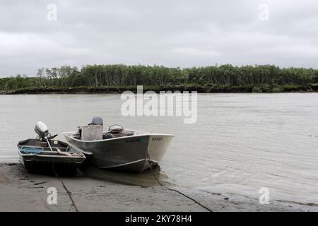 Alakanuk, Alaska, 16. Juli 2013 die schwere Erosion in der Ferne liefert einen Hintergrund dafür, wie hoch der Wasserstand während eines schweren Hochwasserereignisses für die Gemeinden entlang des Yukon war. Die FEMA-Teams arbeiten vor Ort mit dem Staat Alaska und den Überlebenden der Katastrophe zusammen, um auf dem Weg zur Wiederherstellung zu helfen. Adam DuBrowa/FEMA. Fotos zu Katastrophen- und Notfallmanagementprogrammen, Aktivitäten und Beamten Stockfoto