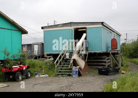 Alakanuk, Alaska, 16. Juli 2013 Matratzen trocknen an der Luft, während die Einheimischen sich von den verheerenden Überschwemmungen des Yukon erholen. Einzelpersonen und Geschäftsinhaber, die in den ausgewiesenen Gebieten Verluste erlitten haben, können sich online unter www.disasterassistance.gov oder telefonisch unter 1-800-621-FEMA (3362) registrieren. Adam DuBrowa/FEMA. Fotos zu Katastrophen- und Notfallmanagementprogrammen, Aktivitäten und Beamten Stockfoto