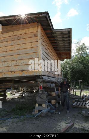 Galena, Alaska, 23. Juli 2013 Hauseigentümer John Stam erhebt sich über den früheren Basis-Hochwasserpegel, nachdem kürzlich Überschwemmungen sein Haus überflutet hatten, um zukünftige Schäden zu begrenzen. Die FEMA leistet Katastrophenhilfe in Form von individueller Hilfe und öffentlicher Hilfe für die betroffenen Gemeinden entlang des Yukon-Flusses. Adam DuBrowa/FEMA. Fotos zu Katastrophen- und Notfallmanagementprogrammen, Aktivitäten und Beamten Stockfoto