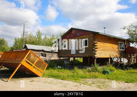 Galena, Alaska, 23. Juli 2013 Hauseigentümer entlang des Yukon River erlitten Verluste an Häusern, Veranden, Geländern und Stützbalken, nachdem schwere Überschwemmungen die Gemeinde überflutet und Strukturen einstürzen ließen. Personen, die von dem Hochwasser betroffen sind, können Unterstützung durch die FEMA erhalten, indem Sie sich unter www.disasterassistance.gov registrieren oder die Nummer 1-800-621-FEMA (3362) anrufen. Adam DuBrowa/FEMA. Fotos zu Katastrophen- und Notfallmanagementprogrammen, Aktivitäten und Beamten Stockfoto