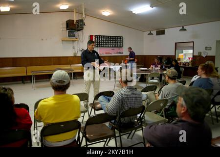 Galena, Alaska, 23. Juli 2013 FEMA Federal Coordinating Officer (FCO) Dolph A. Diemont spricht die Einwohner an und beschreibt die Bergungsmission, um sie auf den Weg zur Bergung zu bringen. Einzelpersonen und Geschäftsinhaber, die im ausgewiesenen Bereich Verluste erlitten haben, können sich zunächst unter www.disasterassistance.gov oder telefonisch unter 1-800-621-FEMA (3362) um Unterstützung bewerben. Adam DuBrowa/FEMA. Fotos zu Katastrophen- und Notfallmanagementprogrammen, Aktivitäten und Beamten Stockfoto