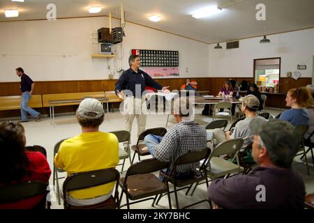 Galena, Alaska, 23. Juli 2013 FEMA Federal Coordinating Officer (FCO) Dolph A. Diemont spricht die Einwohner an und beschreibt die Bergungsmission, um sie auf den Weg zur Bergung zu bringen. Einzelpersonen und Geschäftsinhaber, die im ausgewiesenen Bereich Verluste erlitten haben, können sich zunächst unter www.disasterassistance.gov oder telefonisch unter 1-800-621-FEMA (3362) um Unterstützung bewerben. Adam DuBrowa/FEMA. Fotos zu Katastrophen- und Notfallmanagementprogrammen, Aktivitäten und Beamten Stockfoto