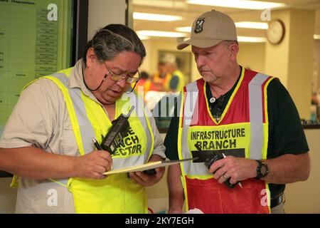 Anniston, Ala., 31. Juli 2013 Stammesmitglieder nehmen an einer Übung Teil, bei der eine medizinische Reaktion während einer Katastrophe involviert ist. Im Center for Domestic Preparedness (CDP) kamen mehr als 20 Stämme zusammen, die 10 Bundesstaaten repräsentieren. Die Teilnehmer nahmen am Kurs „Healthcare Leadership for Mass Casualty Incidents“ Teil. Während des viertägigen Kurses trainierten die Stammesmitglieder, um eine realistische medizinische Reaktion in einer tatsächlichen Behandlungseinrichtung zu bieten. Fotos zu Katastrophen- und Notfallmanagementprogrammen, Aktivitäten und Beamten Stockfoto