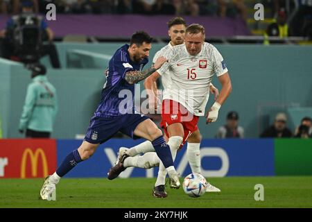 Doha, Katar am 30. November 2022. Doha, Katar. 30.. November 2022. Lionel Messi aus Argentinien und Sebastian Szymanski aus Polen während des Spiels Polen gegen Argentinien beim FIFA-Weltmeisterschaftsspiel Katar 2022 Stadium 975 am 30. November 2022 in Doha, Katar. Foto: Laurent Zabulon/ABACAPRESS.COM Kredit: Abaca Press/Alamy Live News Stockfoto