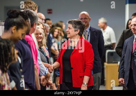 Queens, New York, 23. August 2013, Ministerin für innere Sicherheit Janet Napolitano traf sich bei einem Besuch des New York Joint Field Office mit Mitarbeitern der FEMA und anderer Agenturen und dankte ihnen für ihre Bemühungen, New York bei der Erholung vom Hurrikan Sandy zu helfen. Seit Hurrikan Sandy am 29. Oktober 2012 in New York auftauchte, hat die FEMA mehr als $6,4 Milliarden Dollar an Hilfe bereitgestellt. K.C.WILSEY/FEMA. New York Hurrikan Sandy. Fotos zu Katastrophen- und Notfallmanagementprogrammen, Aktivitäten und Beamten Stockfoto