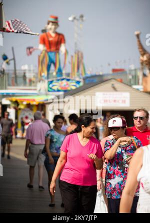 Seaside Heights, N.J., 31. August 2013 zehn Monate, nachdem Hurricane Sandy Seaside Heights verwüstet hat, sind die Promenade und die meisten Attraktionen zum inoffiziellen Sommerwochenende an der Jersey Shore zurückgekehrt. Die Sanierung und der Wiederaufbau der Promenade werden teilweise von der Federal Emergency Management Agency finanziert. Hurrikan Sandy Aus New Jersey. Fotos zu Katastrophen- und Notfallmanagementprogrammen, Aktivitäten und Beamten Stockfoto