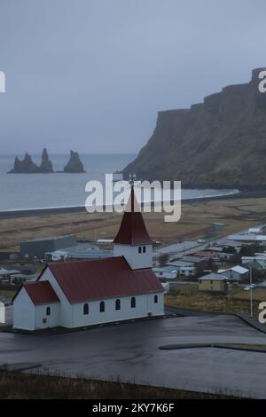 Die Vakurkirkja-Kirche in Vik-Portrait Stockfoto