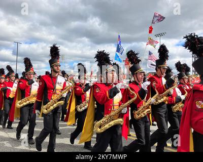 Die Marschkapelle von May Sound of Maryland mit der University of Maryland. Die Band marschiert vor einem Footballspiel. College Park, Maryland, USA. Stockfoto