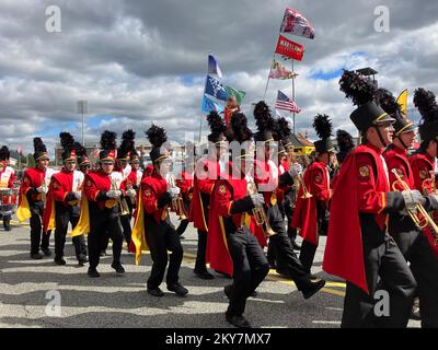 Die Marschkapelle von May Sound of Maryland mit der University of Maryland. Die Band marschiert vor einem Footballspiel. College Park, Maryland, USA. Stockfoto