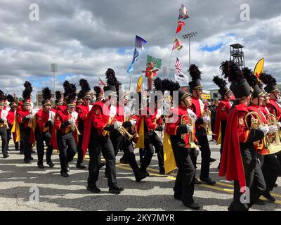 Die Marschkapelle von May Sound of Maryland mit der University of Maryland. Die Band marschiert vor einem Footballspiel. College Park, Maryland, USA. Stockfoto