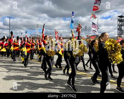 Die Marschkapelle von May Sound of Maryland mit der University of Maryland. Die Band marschiert vor einem Footballspiel. College Park, Maryland, USA. Stockfoto