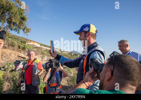 Pepe López führt einen Videoanruf, während er die SCER Rally Spanish Championship feiert Stockfoto