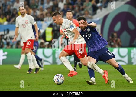 Doha, Katar am 30. November 2022. Doha, Katar. 30.. November 2022. Przemyslaw Frankowski aus Polen und Messi aus Argentinien während des Spiels Polen gegen Argentinien im FIFA World Cup Katar 2022 Stadium 975 am 30. November 2022 in Doha, Katar. Foto: Laurent Zabulon/ABACAPRESS.COM Kredit: Abaca Press/Alamy Live News Stockfoto
