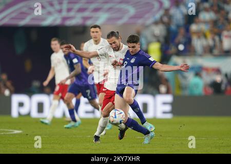 DOHA, KATAR - NOVEMBER 30: Spieler Argentiniens Julián Álvarez kämpft am 30. November 2022 in Doha, Katar, um den Ball mit Spieler Polens Grzegorz Krychowiak beim FIFA-Weltmeisterschaftsspiel 2022 Gruppe C zwischen Argentinien und Polen im Stadium 974. (Foto: Florencia Tan Jun/PxImages) Kredit: Px Images/Alamy Live News Stockfoto