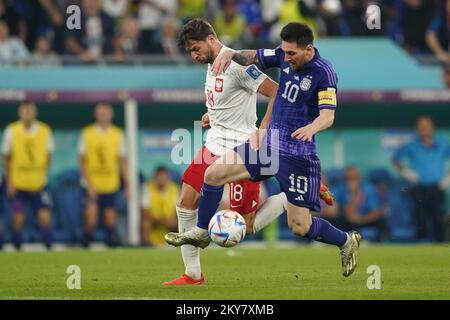 DOHA, KATAR - NOVEMBER 30: Spieler Argentiniens Lionel Messi kämpft am 30. November 2022 in Doha, Katar, beim FIFA-Weltmeisterschaftsspiel 2022 Gruppe C zwischen Argentinien und Polen in Stadium 974 um den Ball mit Spieler Polens Bartosz Bereszyński. (Foto: Florencia Tan Jun/PxImages) Kredit: Px Images/Alamy Live News Stockfoto