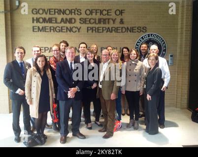 Baton Rouge, La., 21. November 2013 das Governor's Office of Homeland Security and Emergency Preparedness war Gastgeber einer Delegation der Niederlande am Donnerstag, den 21. November. Mike Womack, Leiter des US-amerikanischen Wiederherstellungsbüros von FEMA Louisiana, sprach gemeinsam mit Kevin Davis, Direktor von GOHSEP, und Mark Riley, stellvertretender Direktor, darüber, wie die Bundes- und Bundesregierung mit der Vorbereitung auf Hochwasserereignisse und der Erholung umgeht. Foto/Manuel Broussard/FEMA. Louisiana Hurrikan Katrina. Fotos zu Katastrophen- und Notfallmanagementprogrammen, Aktivitäten und Beamten Stockfoto