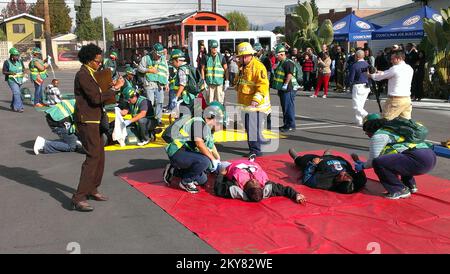 Los Angeles, CA, Aril, 2014 - Jugendliche aus der Gegend von South Los Angeles beteiligen sich an einer Community Emergency Response Team Übung. In Zusammenarbeit mit dem DHS Center for Faith-Based & Neighborhood Partnerships konnten die Feuerwehr von Los Angeles und die Abteilung für öffentliche Gesundheit von Los Angeles eine vielfältige Gruppe von Jugendlichen erreichen, um Katastrophenvorsorge einzuführen, um positive Beziehungen zu lokalen Ersthelfern aufzubauen und die öffentliche Sicherheit zu erhöhen. Los Angeles, Kalifornien, April 2014 &ndash; Jugendliche aus der Region South Los Angeles nehmen an einer Übung des Community Emergency Response Teams Teil. In Partnerschaft Stockfoto