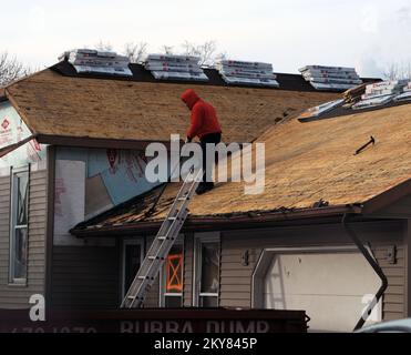 Pekin, Illinois, 9. Dezember 2013, Eine Crew repariert ein Dach, das beim letzten Tornado beschädigt wurde. Betroffene Einwohner werden aufgefordert, sich bei der FEMA anzumelden, indem sie sich telefonisch unter (800) 621-3362, (TTY) (800) 462-7585 oder online unter www.DisasterAssistance.gov registrieren. Pekin, Illinois, 9. Dezember 2013--Eine Mannschaft arbeitet an der Reparatur eines Dachschadens während des kürzlichen Tornados. Betroffene Einwohner werden aufgefordert, sich bei FEMA anzumelden, indem sie sich telefonisch unter (800) 621-3362, (TTY) (800) 462-7585 oder online unter www.DisasterAssistance.gov registrieren. Fotos zu Katastrophen- und Notfallmanagementprogrammen, Aktivitäten und Offic Stockfoto