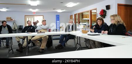 Brookport, Illinois, 12. Dezember 2013, FEMA Federal Coordinating Officer Donald Keldsen, nimmt an einem Treffen mit lokalen, staatlichen und FEMA-Beamten Teil. Einwohner, die vom Tornado am 17. November 2013 betroffen sind, werden gebeten, sich bei der FEMA unter der Nummer (800) 621-3362, (TTY) (800) 462-7585 oder online unter www.DisasterAssistance.gov um Unterstützung zu bewerben. Brookport, ILL, 12. Dezember 2013 – FEMA Federal Coordinating Officer Donald Keldsen nimmt an einem Treffen mit lokalen, staatlichen und FEMA-Beamten Teil. Fotos zu Katastrophen- und Notfallmanagementprogrammen, Aktivitäten und Beamten Stockfoto