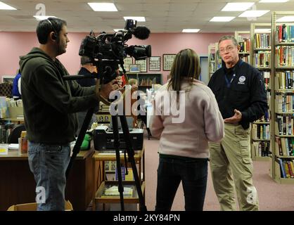 Brookport, Illinois, 12. Dezember 2013, FEMA Federal Coordinating Officer Donald Keldsen, rechts, spricht in einem Disaster Recovery Center in der Bibliothek zu den Medien. Einwohner, die vom Tornado am 17. November 2013 betroffen sind, werden gebeten, sich bei der FEMA unter der Nummer (800) 621-3362, (TTY) (800) 462-7585 oder online unter www.DisasterAssistance.gov um Unterstützung zu bewerben. Brookport, ILL, 12. Dezember 2013-FEMA Federal Coordinating Officer Donald Keldsen, rechts, spricht zu den Medien in einem Disaster Recovery Center, das in der Bibliothek eingerichtet wurde. Fotos zu Katastrophen- und Notfallmanagementprogrammen, Aktivitäten und O Stockfoto