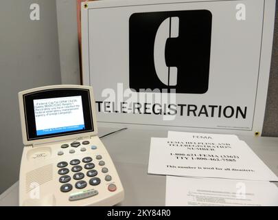 Brookport, Illinois, 12. Dezember 2013 Im Disaster Recovery Center Steht Ein CapTel-Telefon für Gehörlose oder Hörgeschädigte zur Verfügung, um FEMA-Unterstützung zu beantragen. Einwohner, die vom Tornado am 17. November 2013 betroffen sind, werden gebeten, sich bei der FEMA unter der Nummer (800) 621-3362, (TTY) (800) 462-7585 oder online unter www.DisasterAssistance.gov um Unterstützung zu bewerben. Brookport, ILL, 12. Dezember 2013--Ein CapTel, untertiteltes Telefon ist im Disaster Recovery Center für Gehörlose oder Hörgeschädigte verfügbar, um FEMA-Hilfe zu beantragen... Fotografien von Katastrophen und Stockfoto