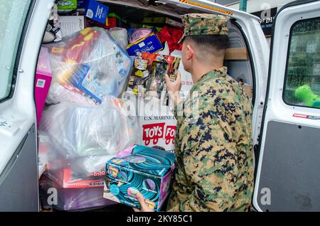 „Forest Hills, New York, 17. Dezember 2013 US-Marines vom 6. Communications Battalion kamen zum Joint Field Office der FEMA in Queens, um Spielzeug abzuholen, das von FEMA-Mitarbeitern für die Wohltätigkeitsorganisation „Spielzeug für Kleinkinder“ gespendet wurde. K.C.WILSEY/FEMA“. New York Hurrikan Sandy. Fotos zu Katastrophen- und Notfallmanagementprogrammen, Aktivitäten und Beamten Stockfoto