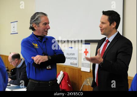 East Peoria, Illinois, 18. Dezember 2013 Bo Steiner, Right, Deputy District Director der Small Business Administration (SBA) für Illinois, trifft sich mit Agustin Fernandez, dem zuständigen SBA-Beauftragten, in einem Disaster Recovery Center, das eingerichtet wurde, um Bewohnern bei der Beantragung der FEMA zu helfen und Informationen über Katastrophenhilfe zu erhalten. Einwohner, die Schäden oder Verluste erlitten haben, sollten sich an die FEMA wenden, um Katastrophenhilfe zu erhalten, indem sie sich unter (800) 621-3362, (TTY) (800) 462-7585 oder online unter www.DisasterAssistance.gov. Beantragen. East Peoria, Ill, 18. Dezember 2013--US Small Business Administration (SBA) Deputy Dist Stockfoto